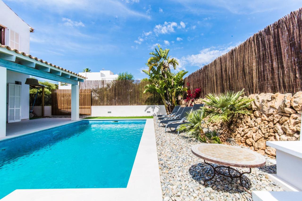 Con Piscina Cerca Del Mar En *